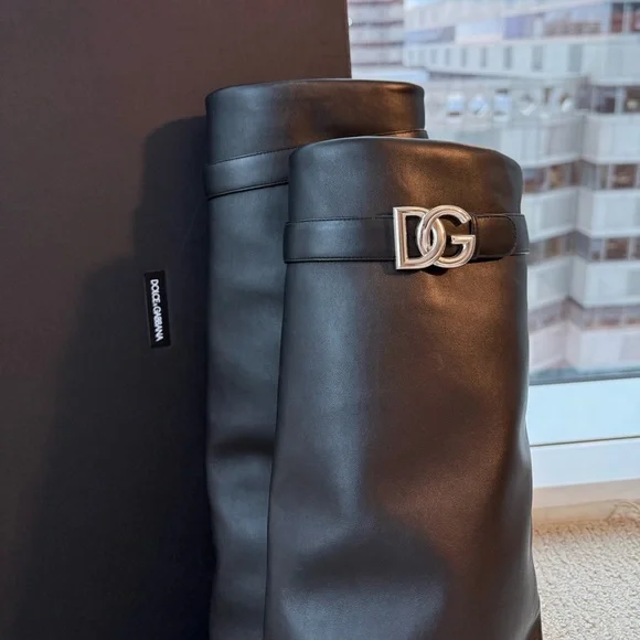 Dolce & Gabbana  DG Plaque Pointed-Toe Knee Boots Black Heels Size 39 (8) - Picture 2 of 9